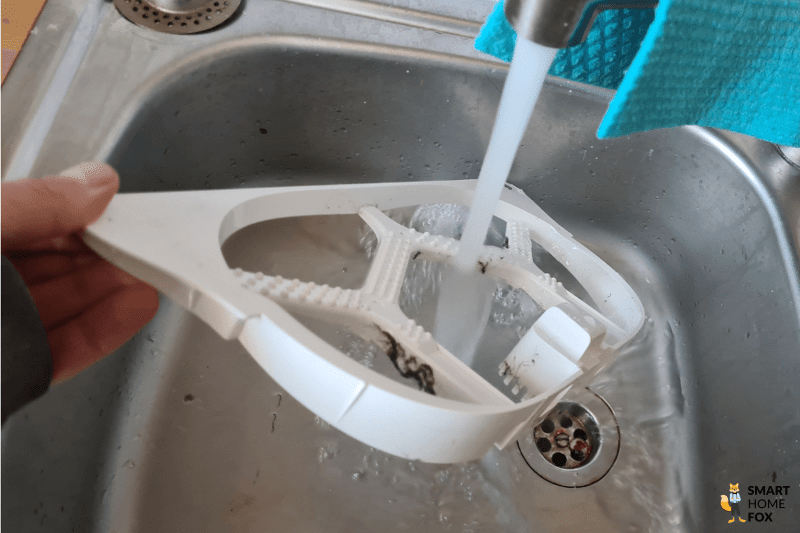 Пластина с выступами базовой станции Dreame L10s Ultra очищается под проточной водой.